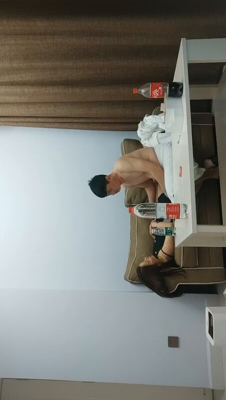 网恋三天奔现未婚骚女，吃饱玩足后狂操肥臀，抱起来猛干转战大床，插到高潮喷水爽翻天！